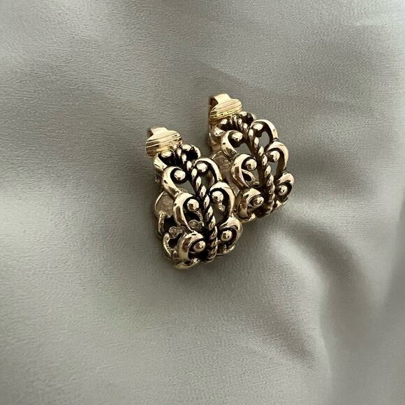 Vintage NEW Avon French Filigree Antique Gold Tone Clip On Hoops Earrings Signed - Picture 10 of 10